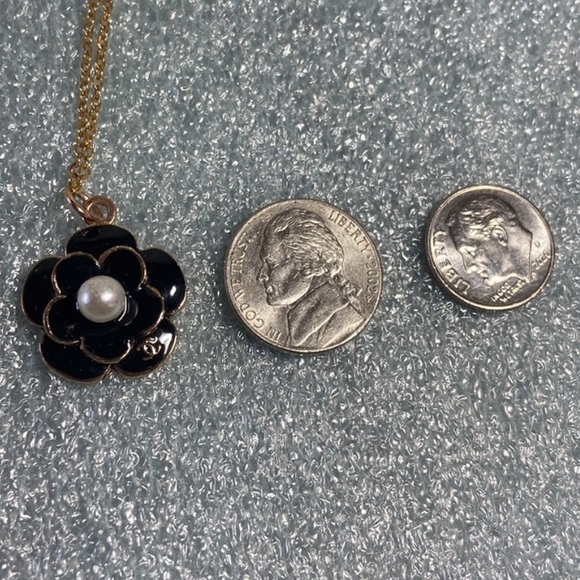 NWOT Camellia Charm w/Pearl Accent - Picture 4 of 8